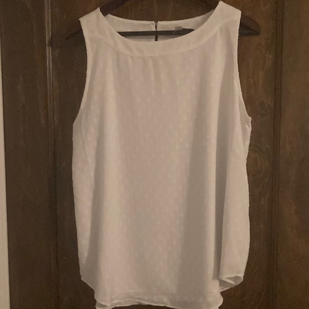 Loft shirt! Ideal for summer white w/ small dots. Lightweight/ flattering